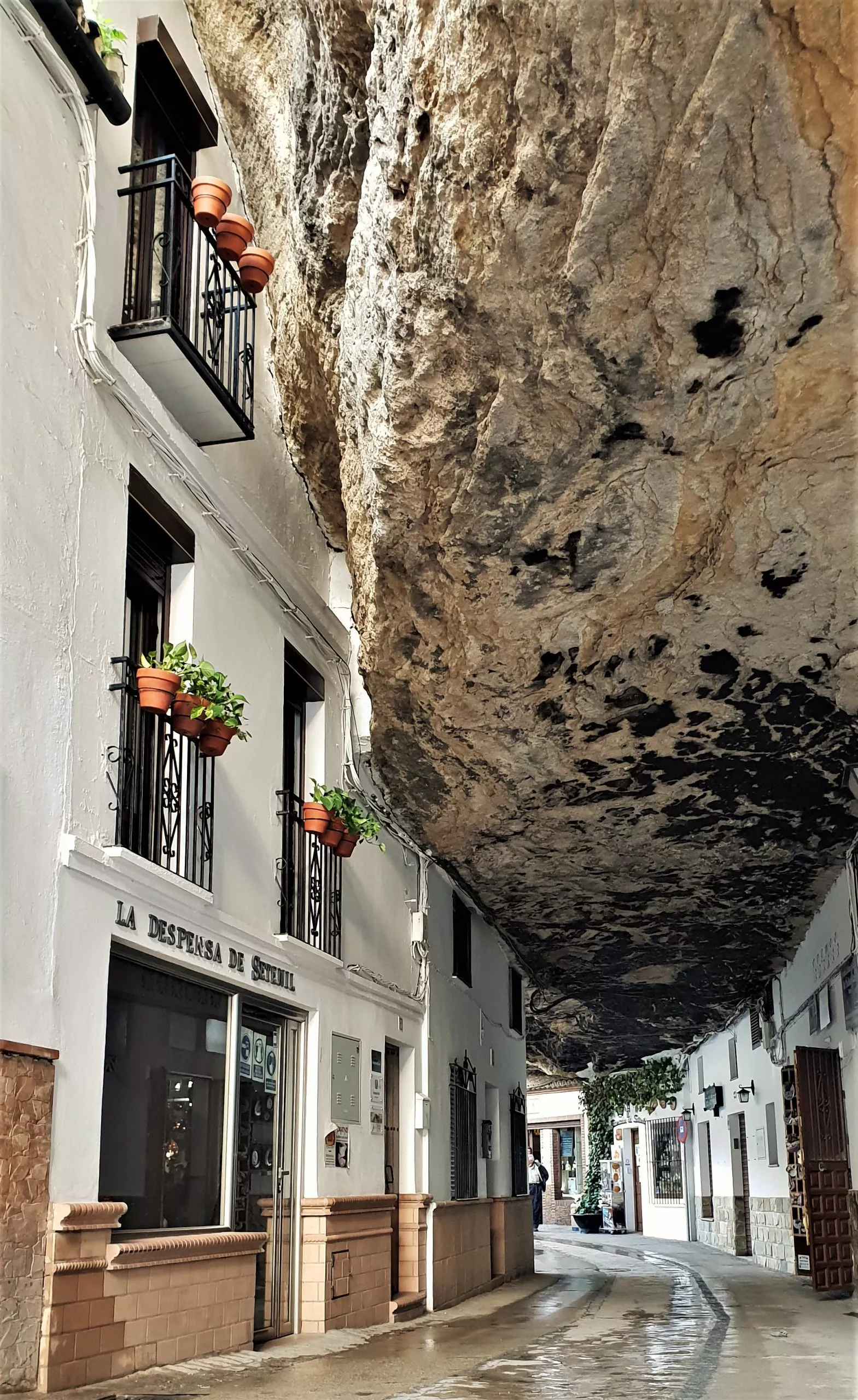 Setenil-de-las-bodegas-calle-Cuevas-de-la-Sombra