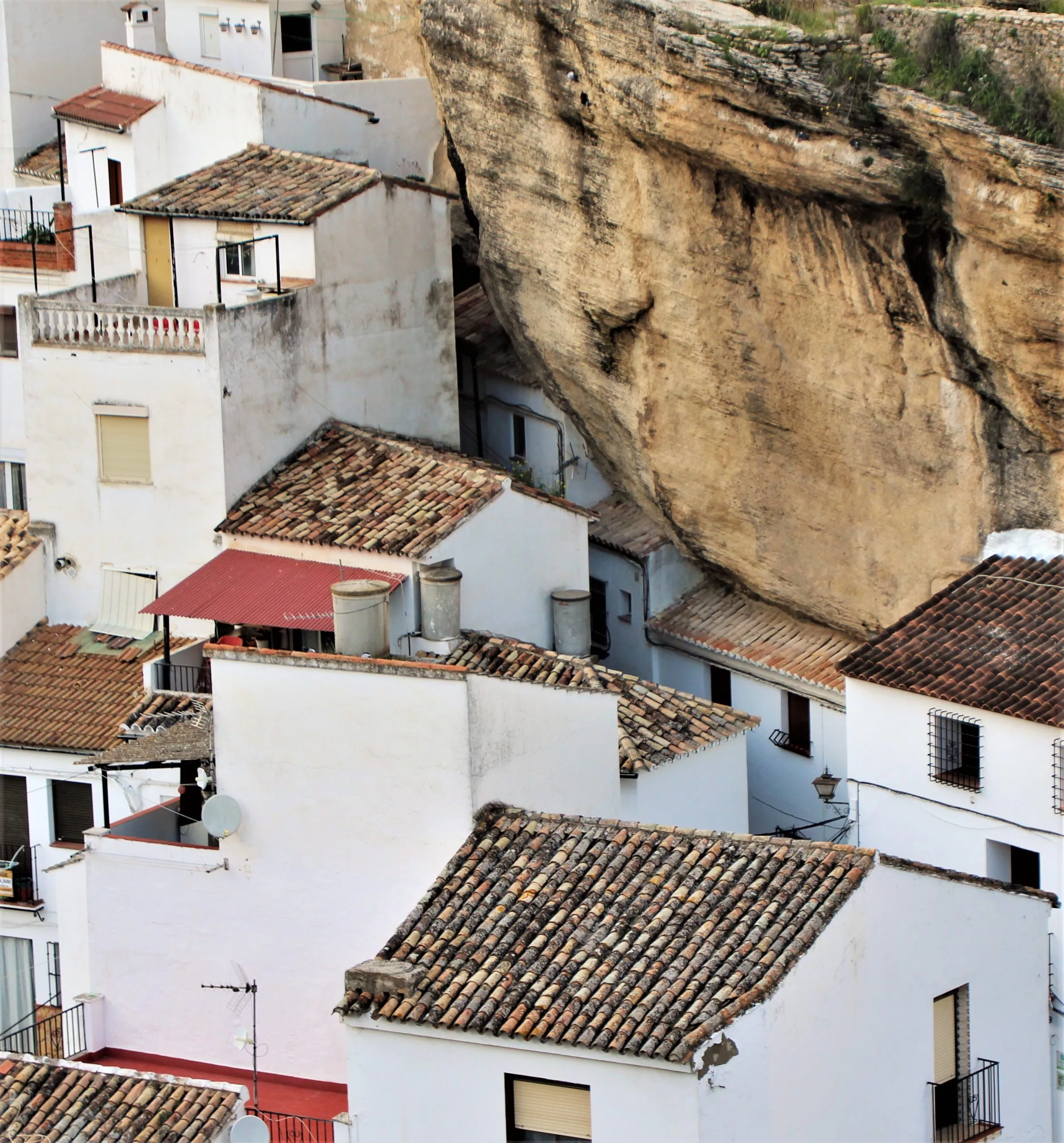 Setenil-de-las-bodegas-casas-y-roca