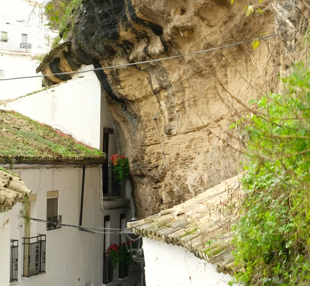 que ver en setenil de las bodegas pueblo con conjunto historico artistico