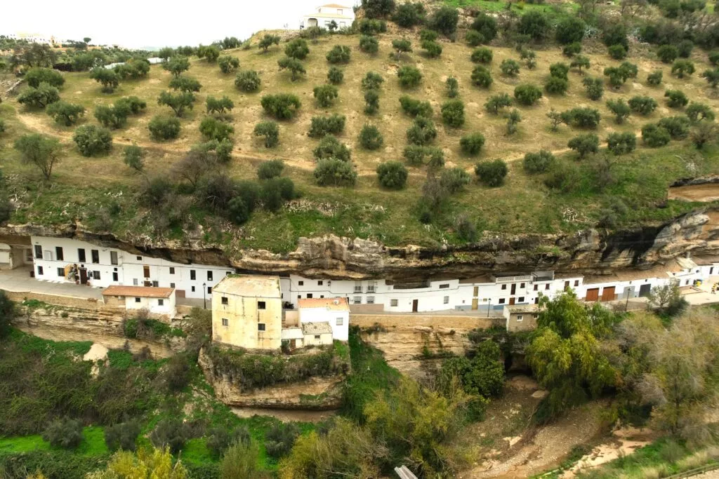 setenil de las bodegas que faire mirador de la villa avec vue sur champ olivier et maisons grottes