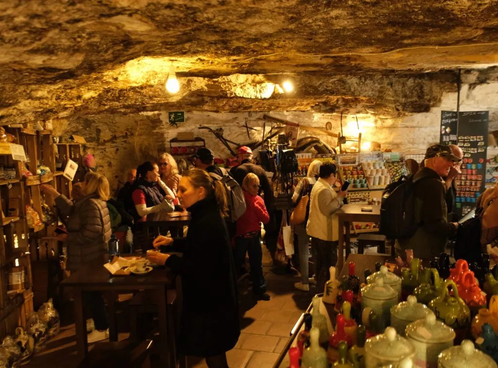 what to see in setenil de las bodegas shop in cave house in cantareria alta street