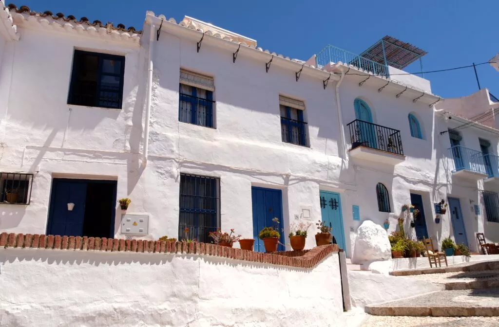 frigiliana que ver casa blancas puertas pintadas