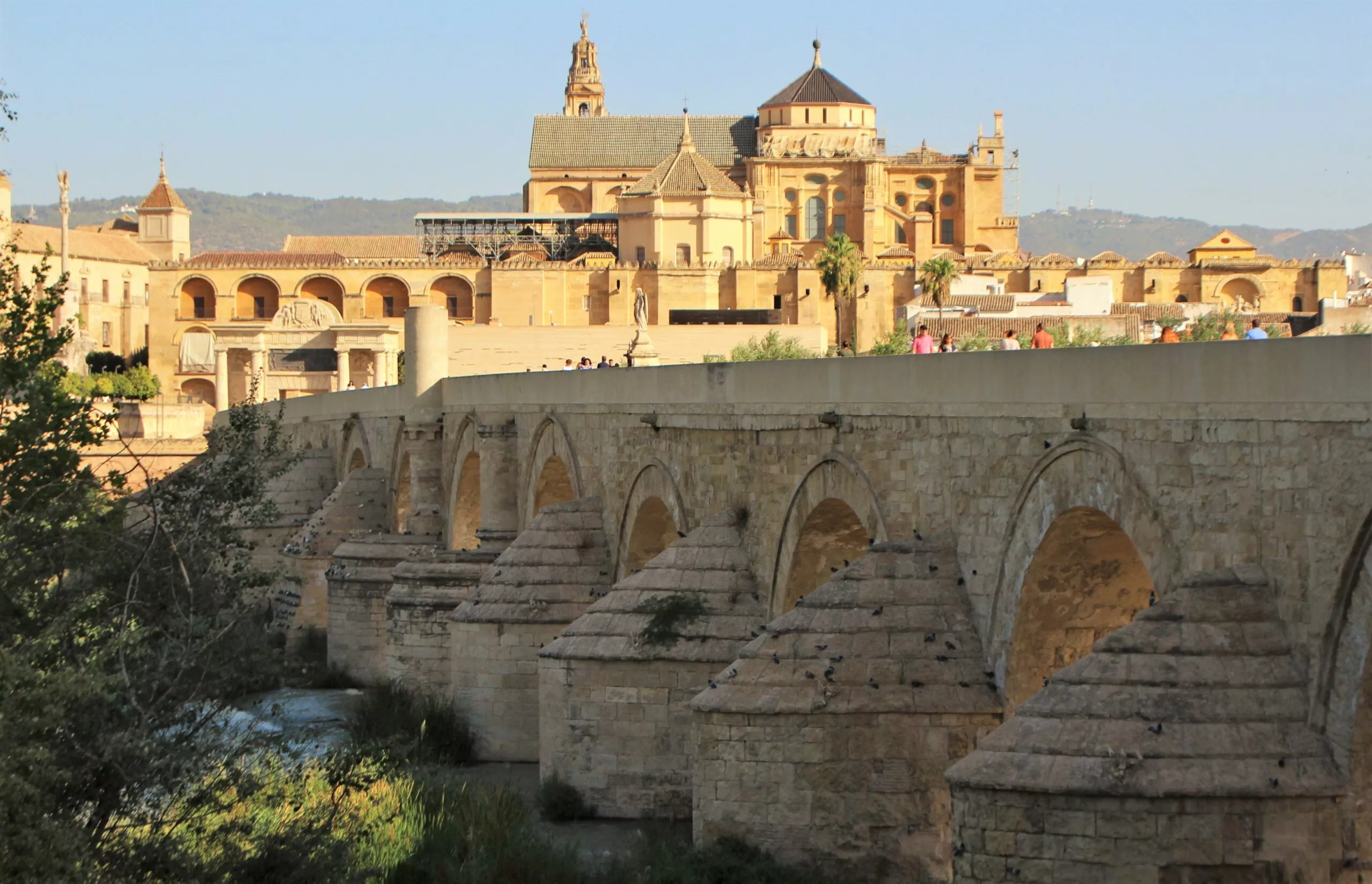 visit-cordoba-roman-bridge-with-the-mosque-cathedral