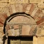 visiter-cordoue-vestige-sur-la-facade-de-la-mezquita-cathedrale