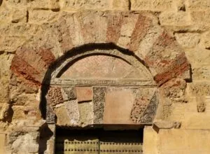 visiter-cordoue-vestige-sur-la-facade-de-la-mezquita-cathedrale