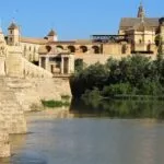 visiter-cordoue-vue-sur-le-pont-romain-avec-la-mosquee-cathedrale