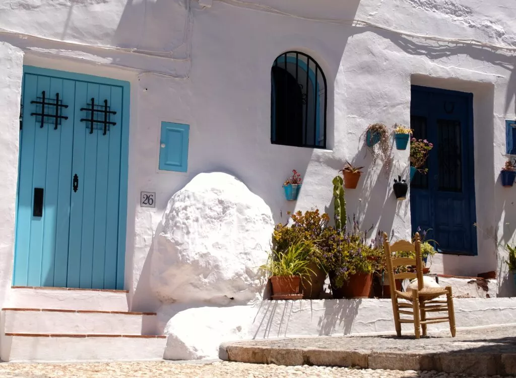 visiter frigiliana que voir maisons blanches et portes couleur bleue