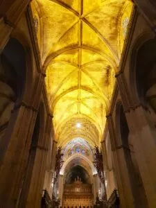 what-to-see-in-seville-in-3-days-the-cathedral-main-nave-golden-ceiling-1