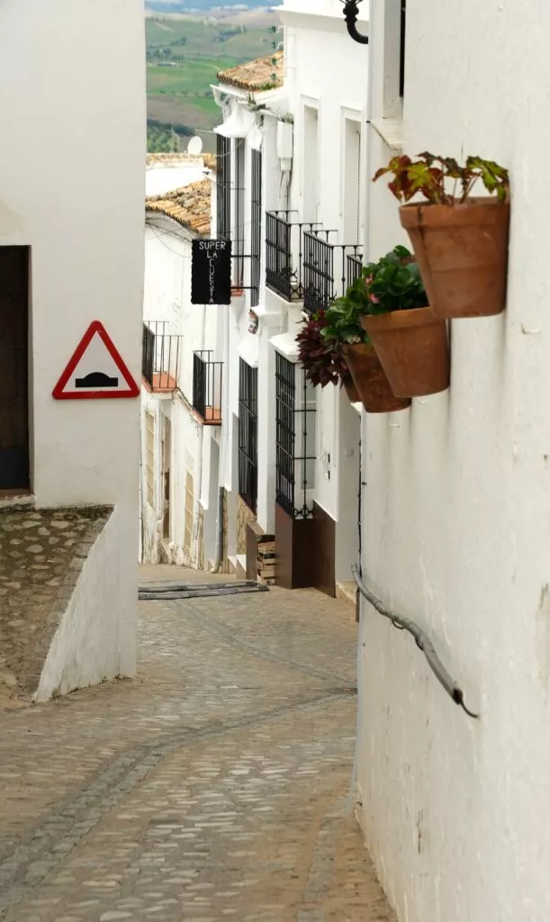 zahara de la sierra narrow street difficult to park