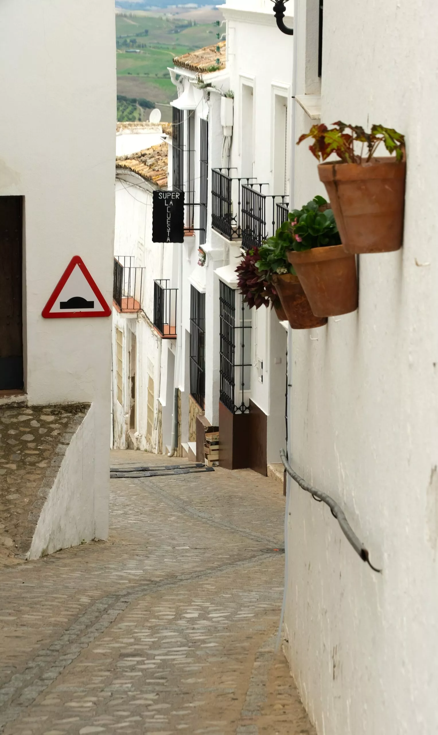 zahara-de-la-sierra-narrow-street-difficult-to-park