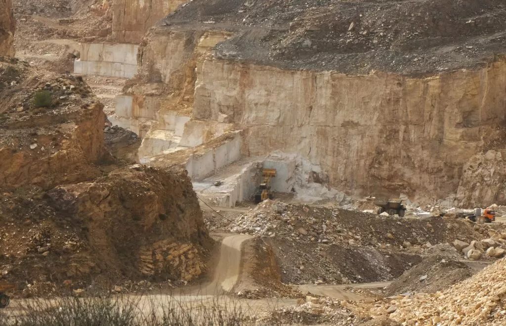 macael que voir carriere de marbre blanc