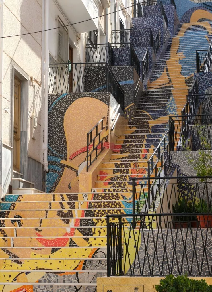 que voir a macael sculpture sur escalier sculpteur local