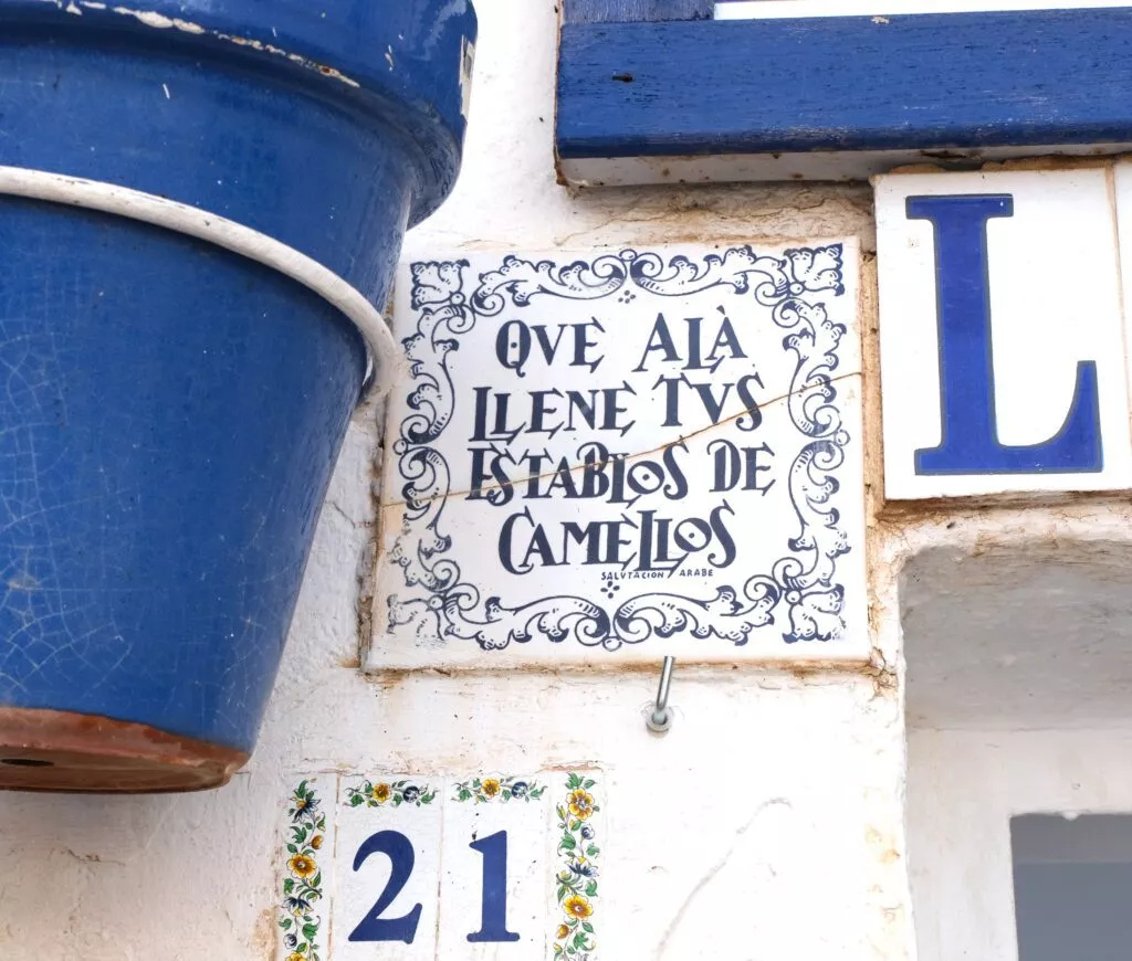 visiter mojacar proverbe arabe sur une maison qui rappelle l'histoire de ce village