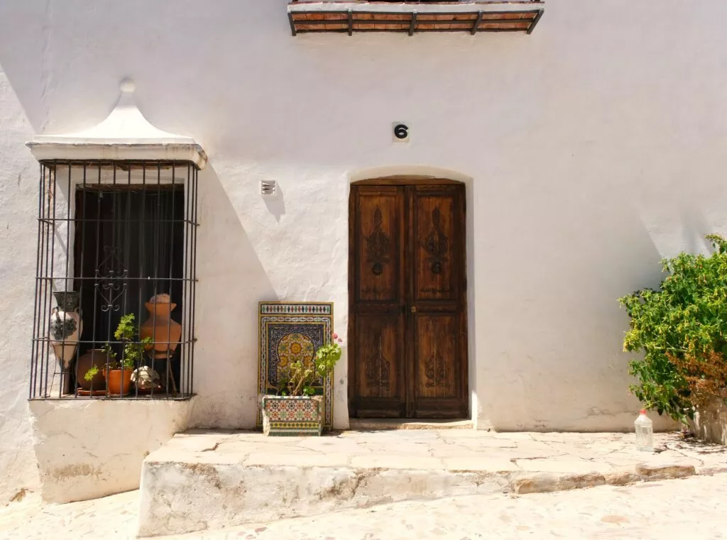 castellar de la Frontera fachada casa tipica con macetas