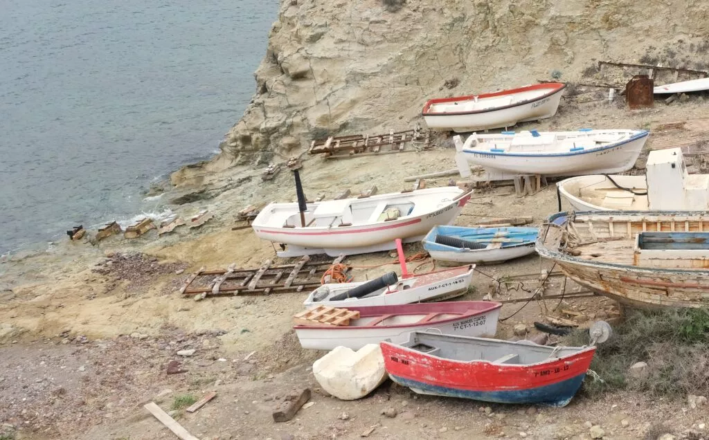 isleta del moro cosa vedere barche da pesca