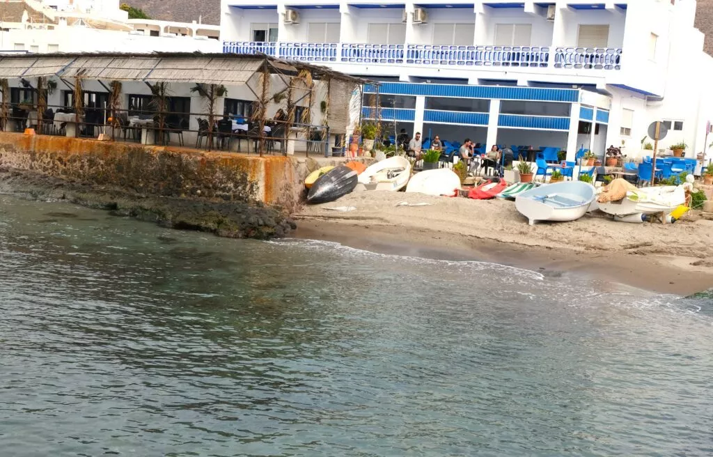 isleta del moro donde comer restaurante al lado del mar