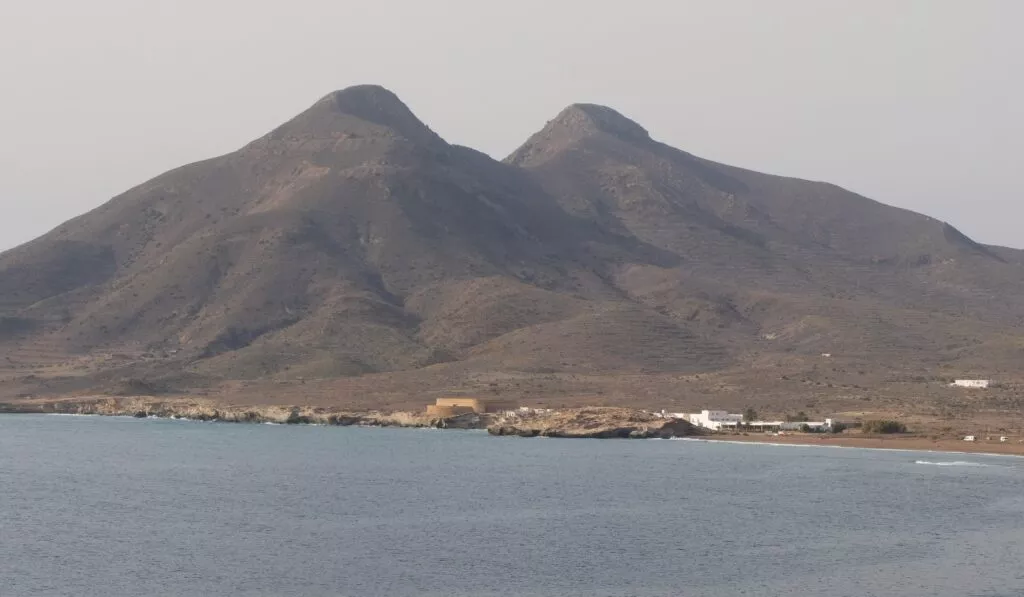 isleta del moro que ver antiguos volcanos