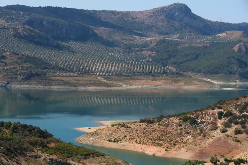 iznajar que ver vista embalse y playa valdearenas lago de andalucia