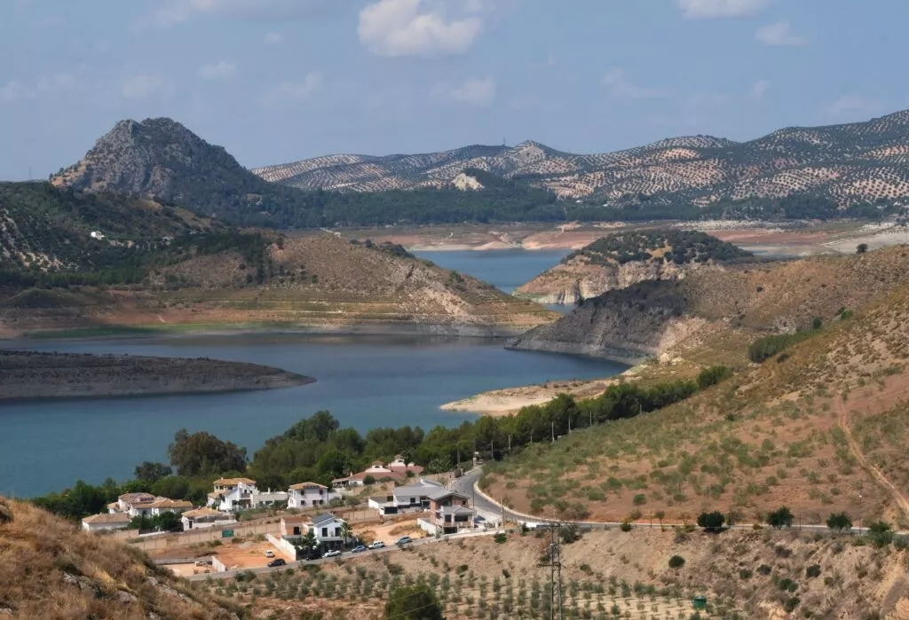 iznajar que voir reservoir barrage rive et plage de valdearenas