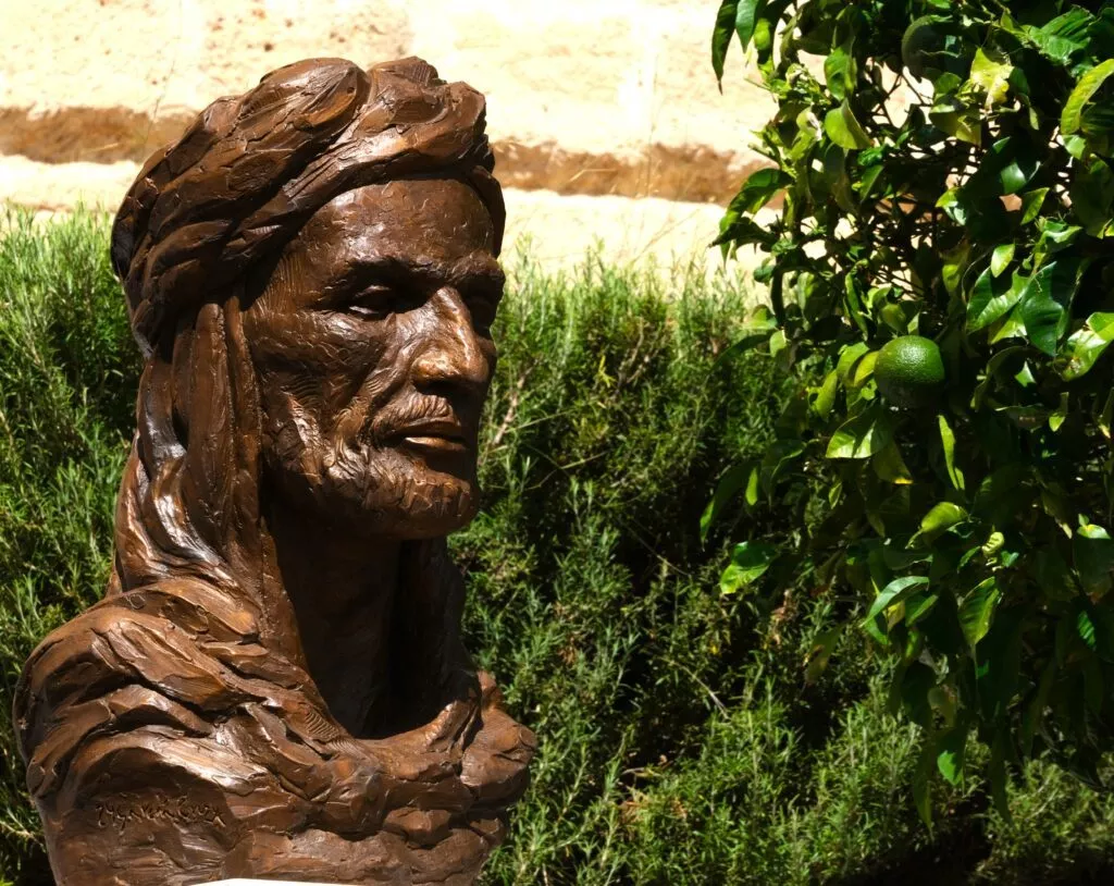 iznajar que voir sculpture representant ibn al jatib