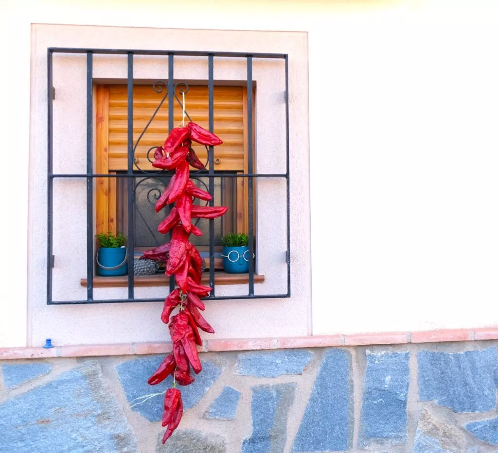 laujar de andarax que ver fachada de casa con pimientos rojos secando