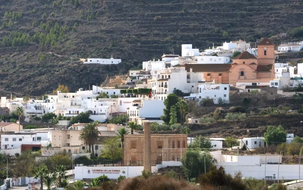 que ver en lucainena de las torres vista sobre el pueblo y antigua chimenea