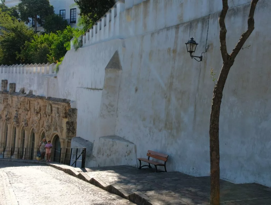 sanlucar de barrameda que ver cuesta de belen con las covachas