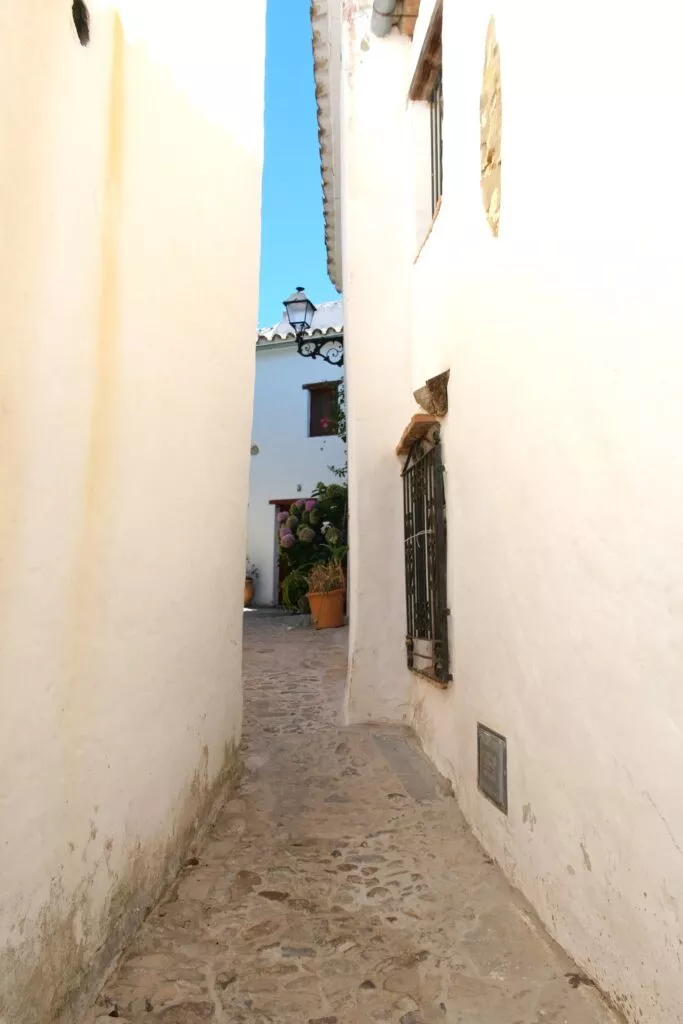 visit castellar de la frontera see the narrow streets