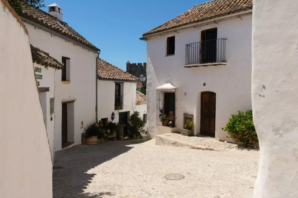 visitar castellar de la frontera una pequeña plaza en el recinto amurallado