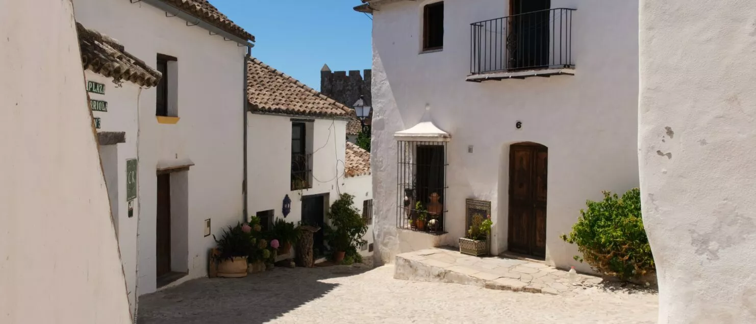 visitar castellar de la frontera una pequeña plaza en el recinto amurallado