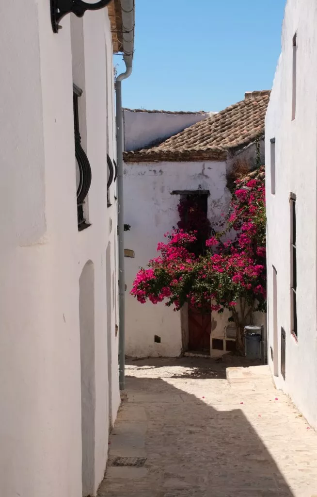 visitare castellar de la frontera vedere le strade strette