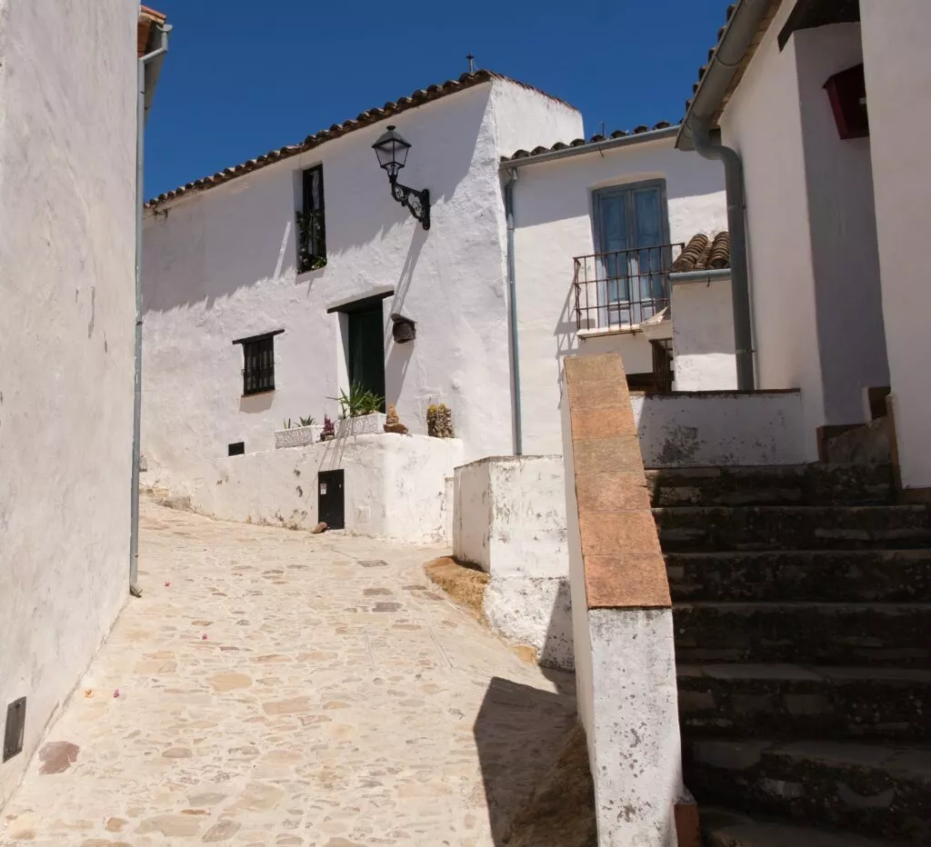 what to see in castellar de la frontera typical whitewashed house