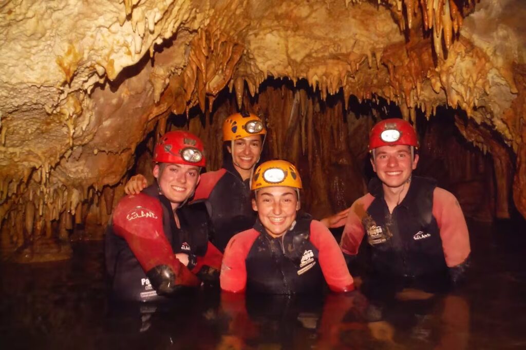 marbella actividades de ocio espeleogia en cueva