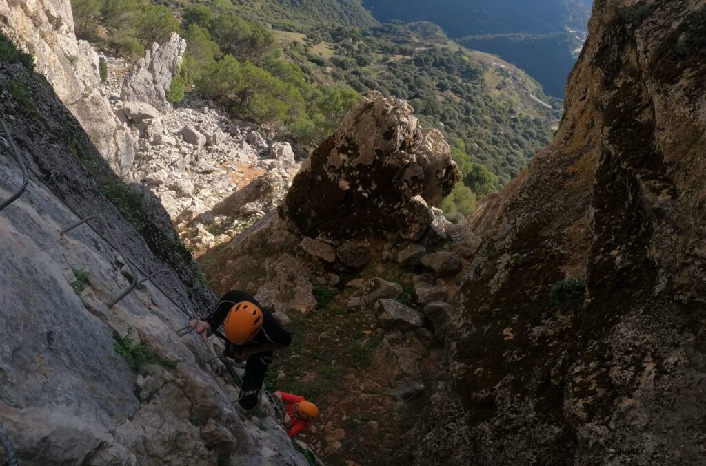 marbella actividades de ocio via ferrata de benalauria