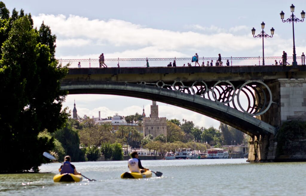 sevilla actividades de ocio kayak por el guadalquivir