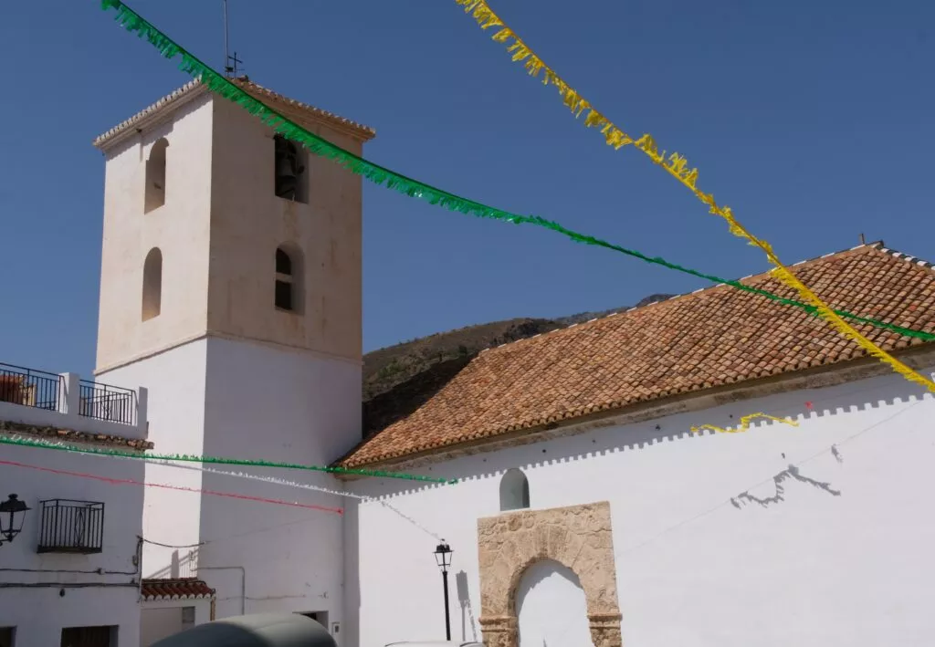 andalucia tipica pueblo los guajares guajar fondon iglesia